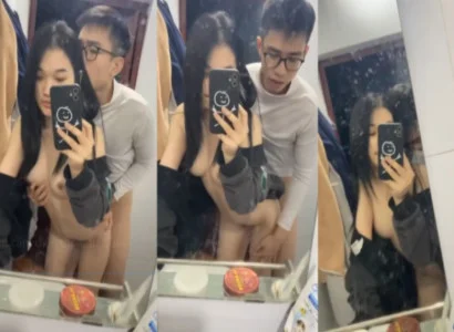 Đôi bạn trẻ đang ân ái với nhau trước gương