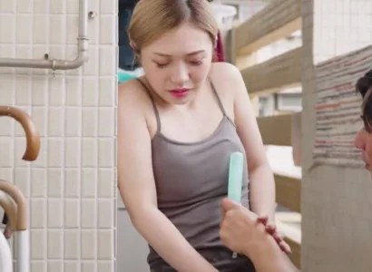 Người chồng trẻ giúp em dâu làm mẹ