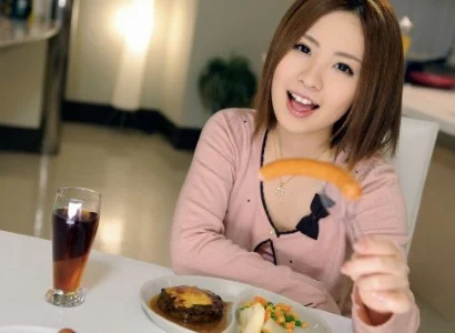 Chàng trai ăn bữa tối xong rồi nện em