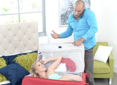 Chiếc vali bí ẩn là điểm nhấn