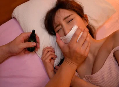 Người kia dùng thuốc mê để quan hệ với cô em họ xinh đẹp